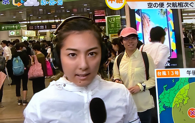 画像 台風中継で新宿駅南口にピンク帽子の人が必死に映り込もうとしていると話題にｗｗｗｗ 追記 22時の報道ステーションにも映り込んでいました でっちでち速報